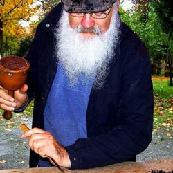 Die Holzkreuze auf dem Alten Friedhof sind Zeichen der Vergänglichkeit