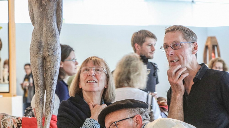 Holzbildhauer im Regierungspräsidium