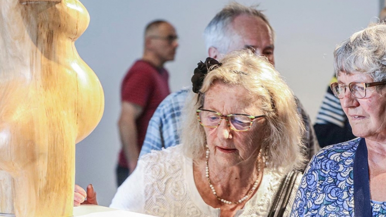 Holzbildhauer im Regierungspräsidium