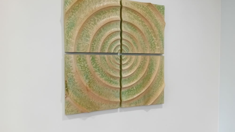 Neues Kreuz von Bildhauer Martin Schonhardt im Gemeindehaus Heimbach