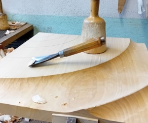 Neues Kreuz von Bildhauer Martin Schonhardt im Gemeindehaus Heimbach