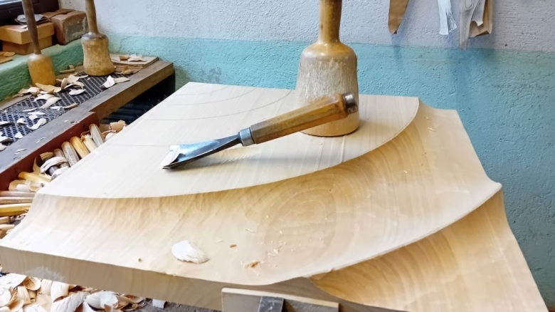 Neues Kreuz von Bildhauer Martin Schonhardt im Gemeindehaus Heimbach