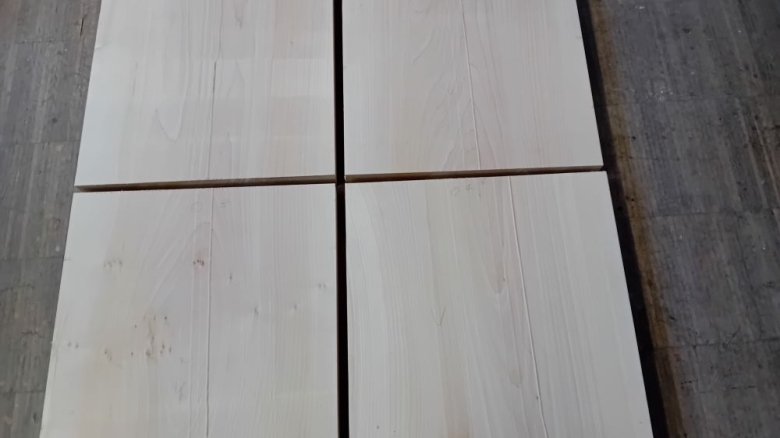 Neues Kreuz von Bildhauer Martin Schonhardt im Gemeindehaus Heimbach