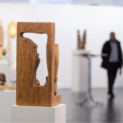 Lichtblicke in Holz gemeißelt
