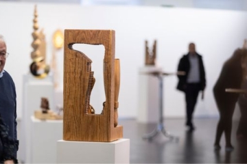 Lichtblicke in Holz gemeißelt