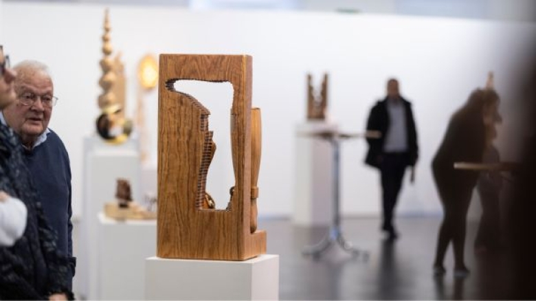 Lichtblicke in Holz gemeißelt