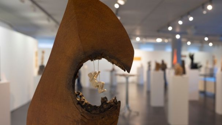 Lichtblicke in Holz gemeißelt