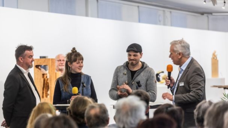 Lichtblicke in Holz gemeißelt