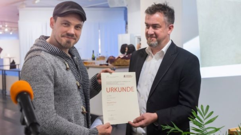 Lichtblicke in Holz gemeißelt