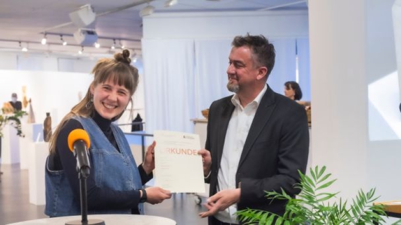 Lichtblicke in Holz gemeißelt