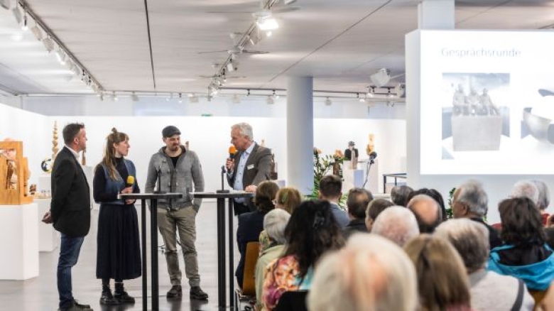 Lichtblicke in Holz gemeißelt