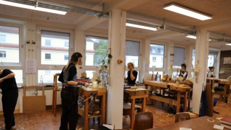 Aus dem Treffen der deutschen Holzbildhauerschulen wird das Treffen der  europäischen Holzbildhauerschulen Aus dem Treffen der deutschen Holzbildhauerschulen wird das Treffen der  europäischen Holzbildhauerschulen